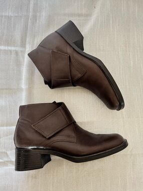 Mootsies Tootsies Dark Brown Leather Ankle Booties with Strap Size 6.5M
